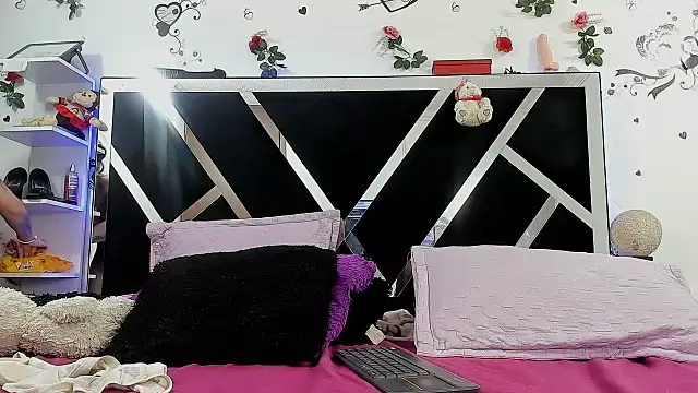 abby eemily online show from 10/31/25, 12:18