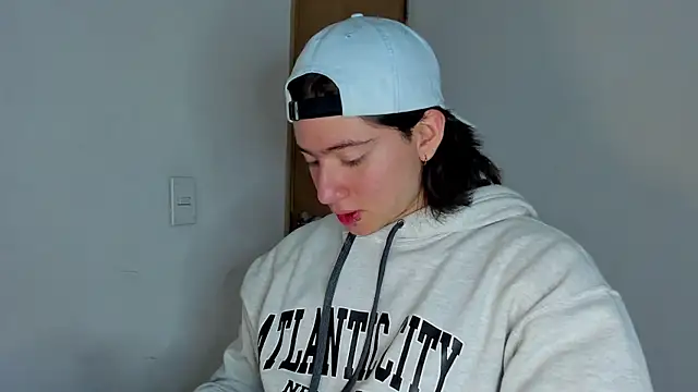 Snapshot of AngelBennet_ chatting on 11/18/25, 01:10 AngelBennet online show from 11/18/25, 01:10