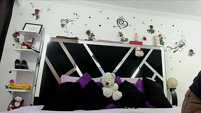 Snapshot of thedream_girls chatting on 10/24/25, 12:04 thedream girls online show from 10/24/25, 12:04