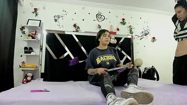 Snapshot of thedream_girls chatting on 10/25/25, 12:17 thedream girls online show from 10/25/25, 12:17