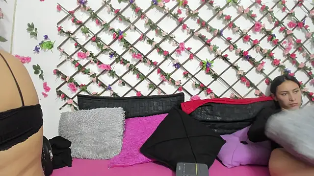 Snapshot of thedream_girls chatting on 03/22/25, 06:14 thedream girls online show from 03/22/25, 06:14