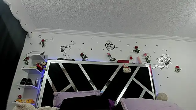 Snapshot of thedream_girls chatting on 10/31/25, 12:18 thedream girls online show from 10/31/25, 12:18