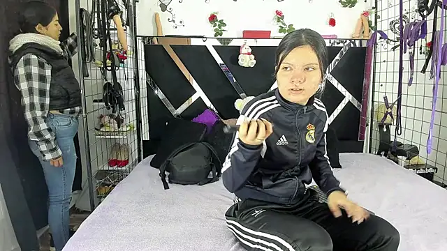 Snapshot of thedream_girls chatting on 12/04/25, 12:15 thedream girls online show from 12/04/25, 12:15