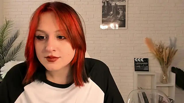 Snapshot of EdlaHatter chatting on 12/04/24, 06:38 EdlaHatter online show from 12/04/24, 06:38