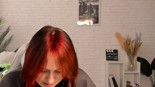 Snapshot of EdlaHatter chatting on 12/05/24, 07:10 EdlaHatter online show from 12/05/24, 07:10