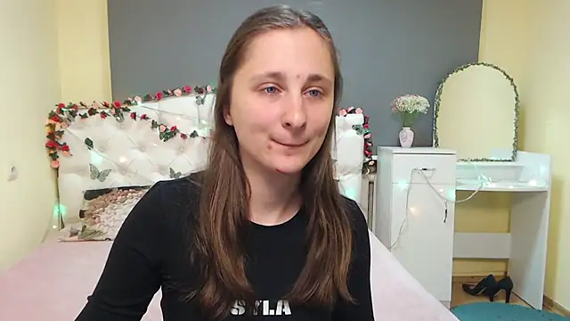 Snapshot of MichelLeee chatting on 03/25/26, 12:37 MichelLeee online show from 03/25/26, 12:37