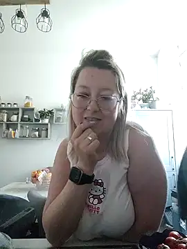 Snapshot of Lillyloo_ chatting on 03/02/25, 12:58 Lillyloo online show from 03/02/25, 12:58