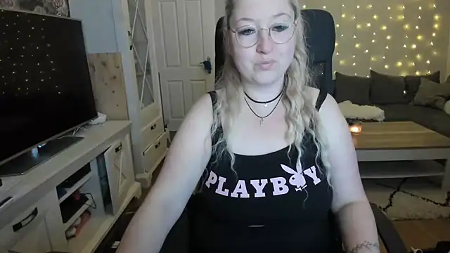 Snapshot of Lillyloo_ chatting on 10/06/25, 03:40 Lillyloo online show from 10/06/25, 03:40