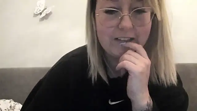 Snapshot of Lillyloo_ chatting on 03/16/25, 08:21 Lillyloo online show from 03/16/25, 08:21