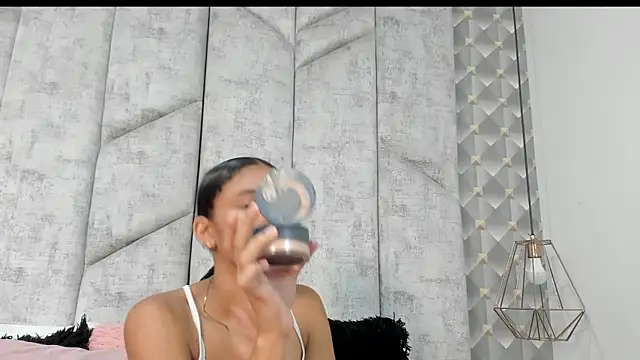 AshleyHill2 online show from 12/14/25, 04:40