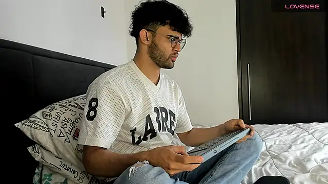 andrewChris  online show from 12/31/24, 07:07