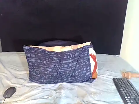 Snapshot of RayaBae chatting on 12/23/25, 12:11 RayaBae online show from 12/23/25, 12:11