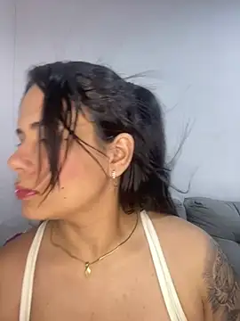 Snapshot of Leyna_Kenet chatting on 12/21/24, 03:25 Leyna Kenet online show from 12/21/24, 03:25