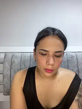 Snapshot of Leyna_Kenet chatting on 01/21/25, 12:25 Leyna Kenet online show from 01/21/25, 12:25