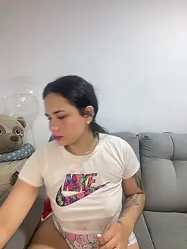 Snapshot of Leyna_Kenet chatting on 12/06/24, 03:50 Leyna Kenet online show from 12/06/24, 03:50
