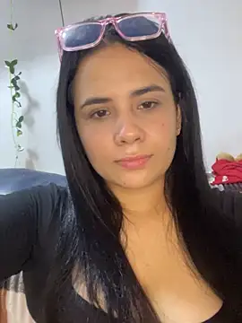 Snapshot of Leyna_Kenet chatting on 09/24/25, 04:19 Leyna Kenet online show from 09/24/25, 04:19