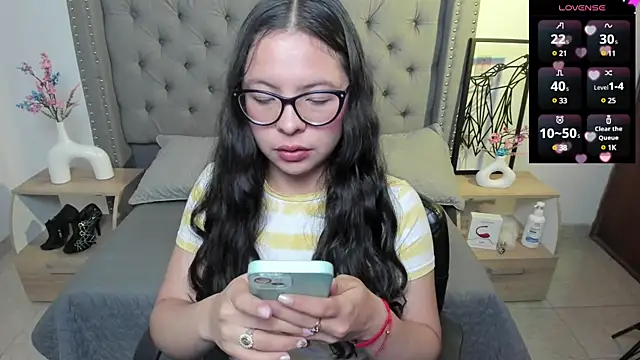 Snapshot of Sapphiraa chatting on 01/11/25, 12:33 Sapphiraa online show from 01/11/25, 12:33