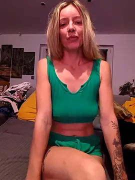 Snapshot of Ana-ya16 chatting on 10/15/25, 03:05 Ana-ya16 online show from 10/15/25, 03:05