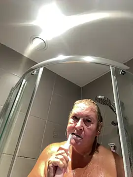MoistCurveyChanel online show from 07/10/26, 11:32