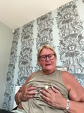 MoistCurveyChanel online show from 07/17/26, 10:45
