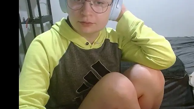 Snapshot of livcutebaby chatting on 01/01/25, 04:39 livcutebaby online show from 01/01/25, 04:39