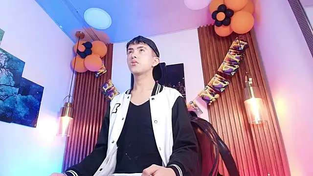 Noah Xitruxx online show from 10/31/25, 02:52