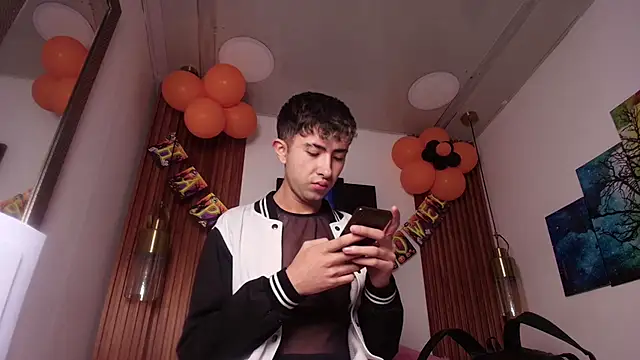 Noah Xitruxx online show from 10/20/25, 04:03