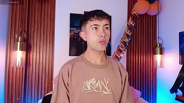 Noah Xitruxx online show from 10/23/25, 02:43