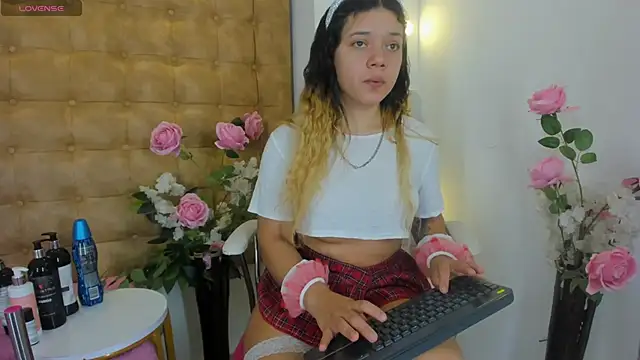 Snapshot of hanna__jadidi chatting on 02/12/26, 03:39 hanna jadidi online show from 02/12/26, 03:39