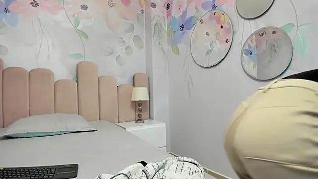 Snapshot of pola_adams_ chatting on 09/12/25, 09:42 pola adams online show from 09/12/25, 09:42