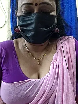 Snapshot of rekha_naier chatting on 12/17/25, 12:32 rekha naier online show from 12/17/25, 12:32