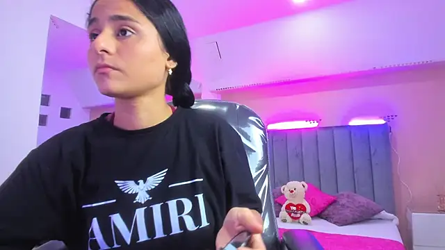 Giselle Roldan online show from 12/19/25, 03:43