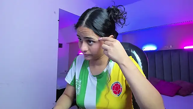 Giselle Roldan online show from 06/18/26, 02:43