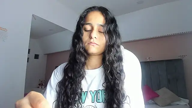 Giselle Roldan online show from 09/26/25, 04:08