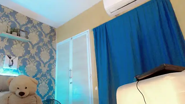 Snapshot of nicoledollts chatting on 04/08/26, 05:47 nicoledollts online show from 04/08/26, 05:47