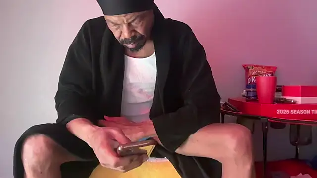 Snapshot of skarfosbabes69 chatting on 02/21/26, 11:12 skarfosbabes69 online show from 02/21/26, 11:12