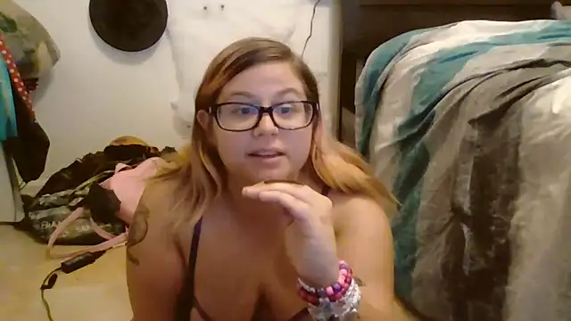 HoneyBear19 online show from 10/20/25, 07:14