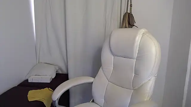 Xileny-Halliwey online show from 10/10/25, 04:30