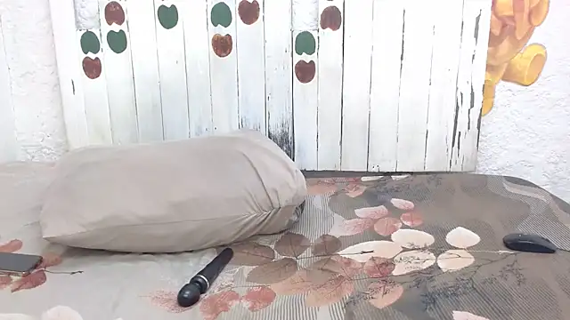 Snapshot of LolaTwerksXX chatting on 10/28/25, 12:44 LolaTwerksXX online show from 10/28/25, 12:44