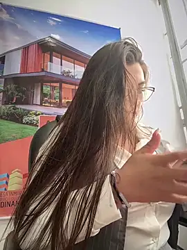 LIZ-06  online show from 12/17/25, 04:23