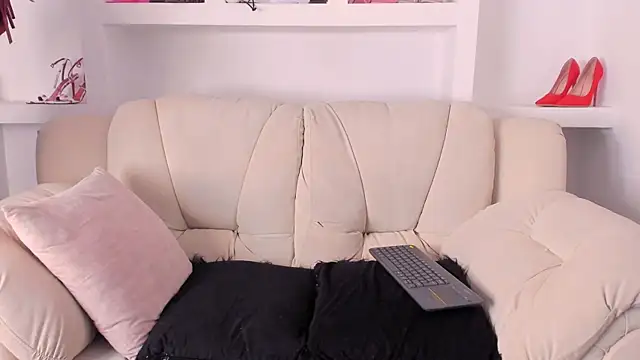 Snapshot of Radiant_Naomi chatting on 12/16/25, 12:31 Radiant Naomi online show from 12/16/25, 12:31