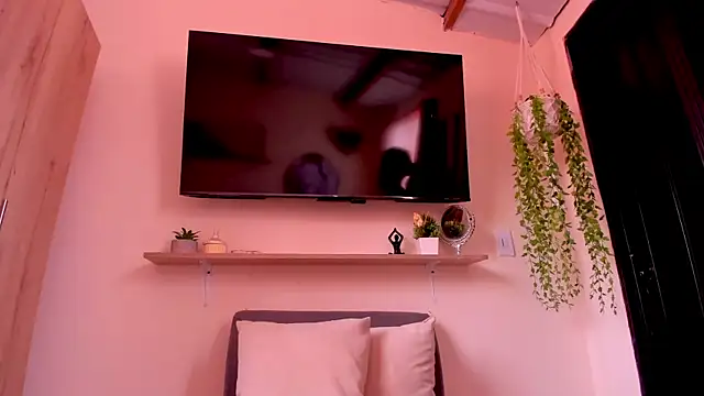 Snapshot of sofiaVelez01 chatting on 04/28/26, 04:22 sofiaVelez01 online show from 04/28/26, 04:22