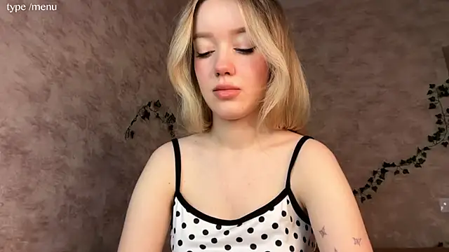 Snapshot of cutiemia0 chatting on 07/09/26, 02:12 cutiemia0 online show from 07/09/26, 02:12