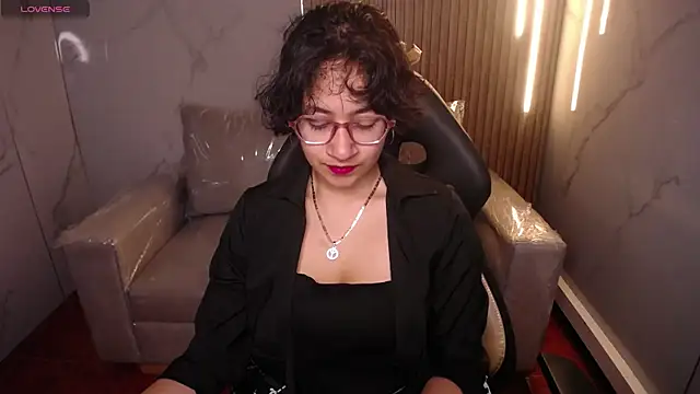 Lili Gomez  online show from 11/21/25, 01:43