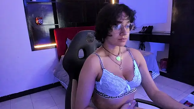 Lili Gomez  online show from 12/05/25, 10:47