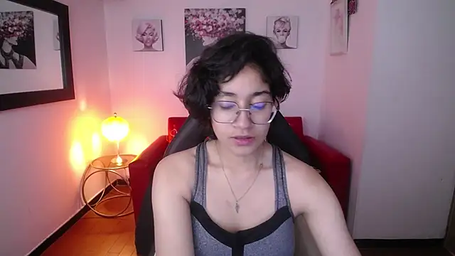 Snapshot of Lili_Gomez_ chatting on 02/18/25, 01:33 Lili Gomez online show from 02/18/25, 01:33