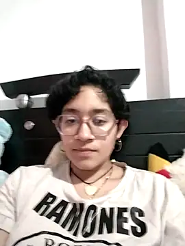 Lili Gomez  online show from 12/21/25, 02:52