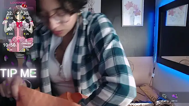 Lili Gomez  online show from 10/28/25, 01:54