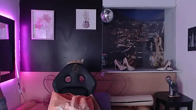 Lili Gomez  online show from 10/31/25, 04:47