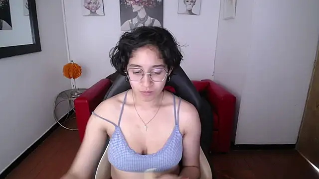 Snapshot of Lili_Gomez_ chatting on 02/10/25, 05:19 Lili Gomez online show from 02/10/25, 05:19